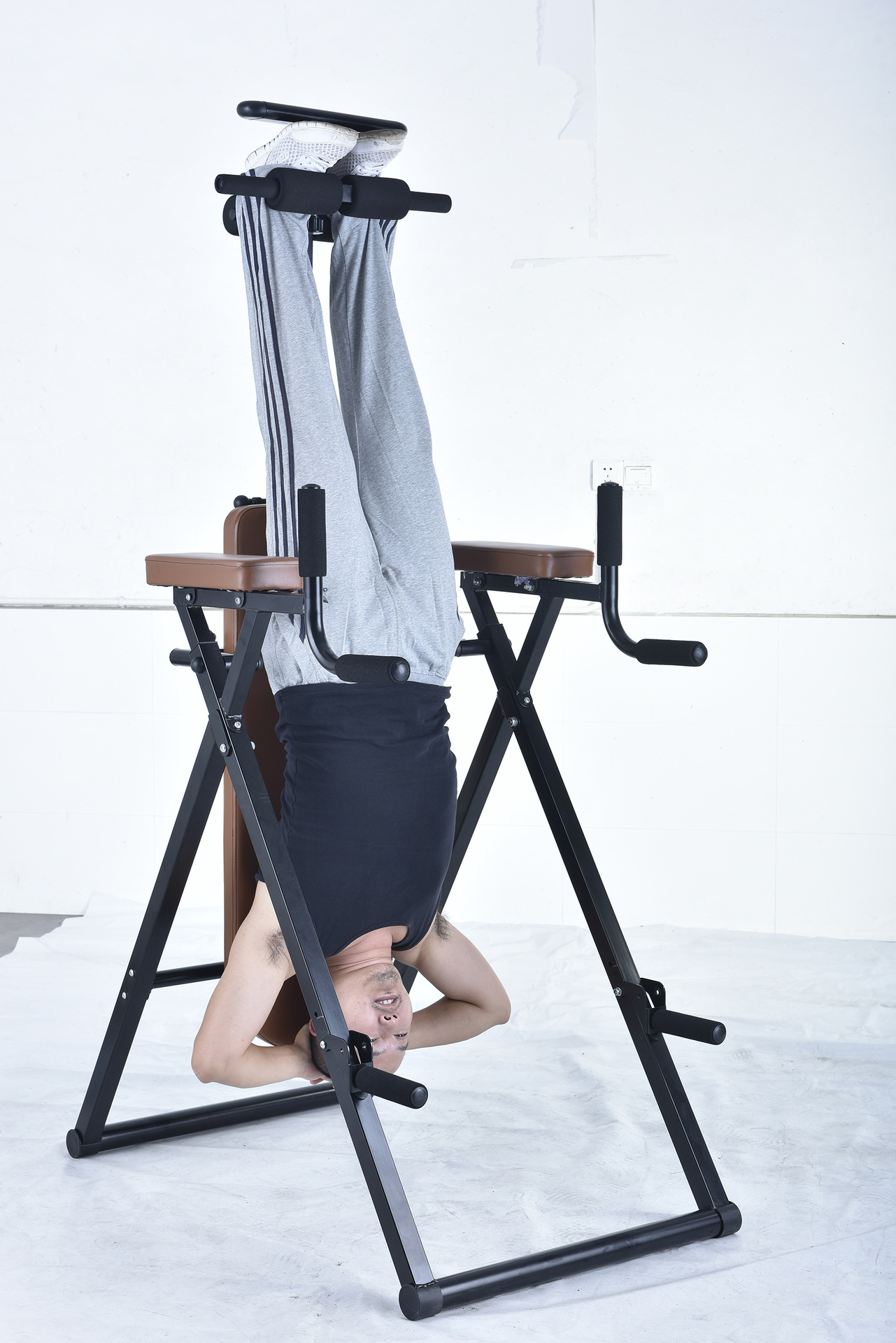 آلة الوقوف على اليدين متعددة ا - مراجعة Inversion Table Fold وسعره
